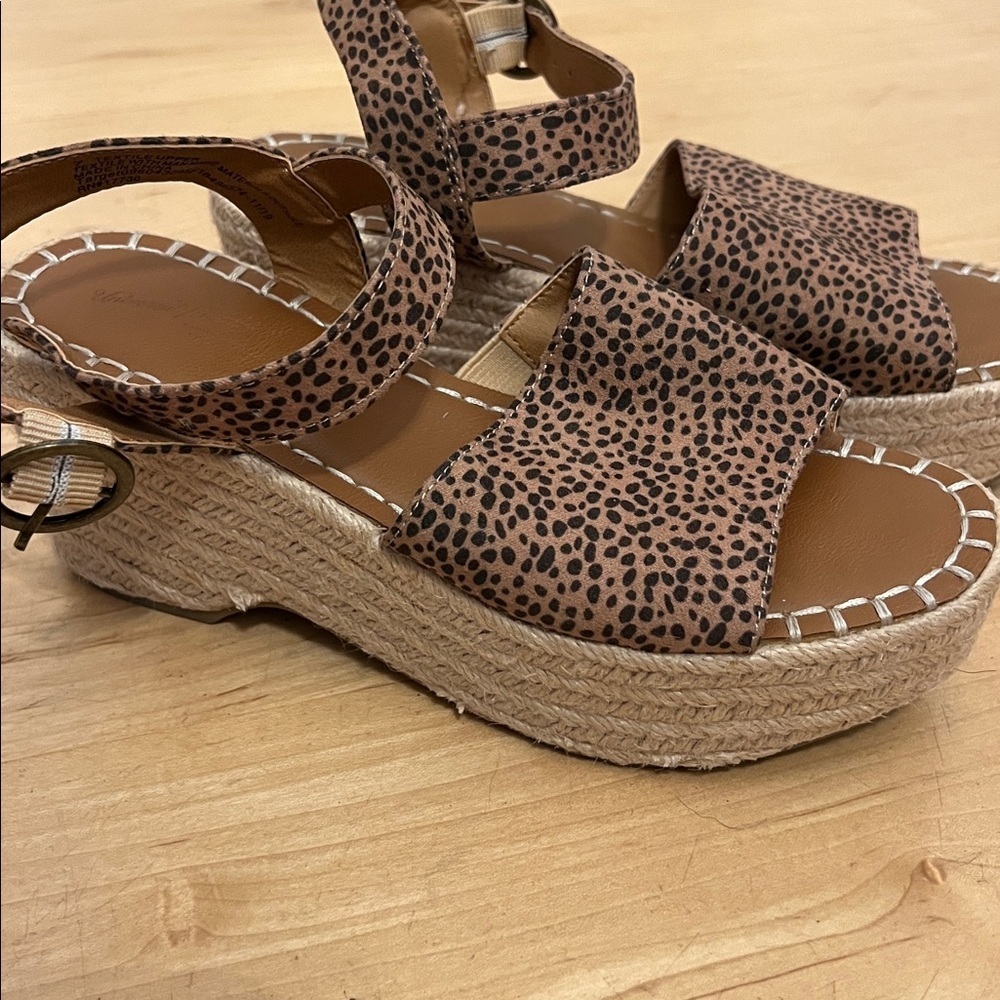 Universal Thread Tan Leopard Sandals - Picture 3 of 6